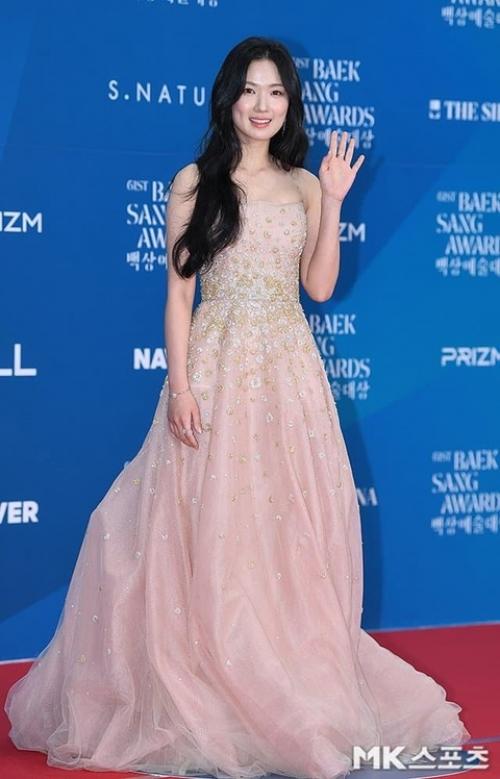 060525: Baeksang Arts Awards потрясающий образ им джиён в красном платье на красной дорожке. 06