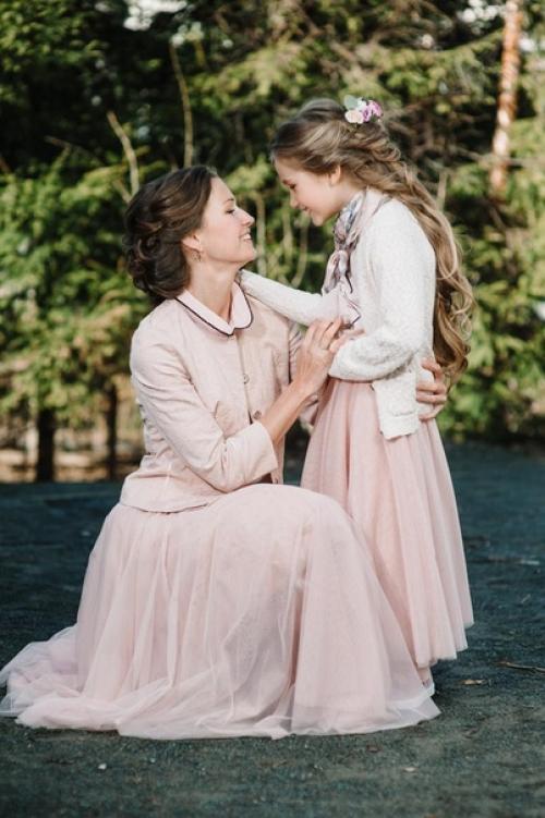 В этом году дети остались без выпускных, и я не сделала ни одной причёски для милых барышень. 01