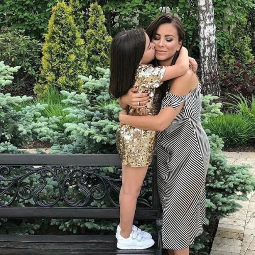 Ани лорак воспитывает 12-летнюю дочь Софию. 01