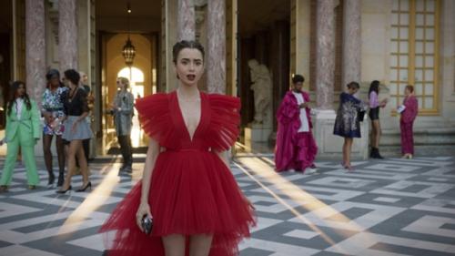 Кинообразы: Эмили в Париже - головокружительное сосредоточение стиля и моды. 04