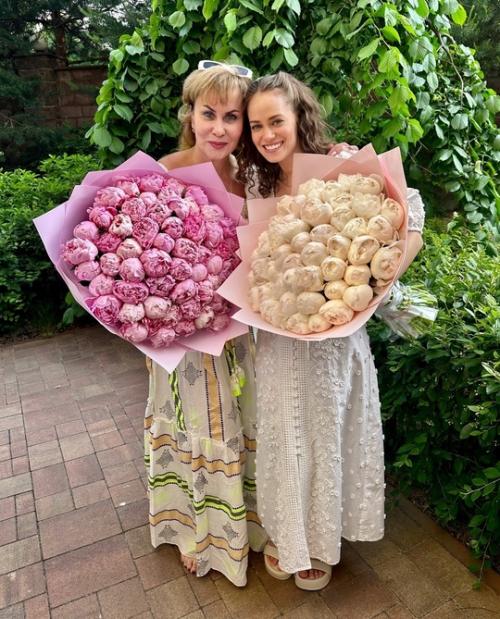 Мама Гарика Харламова фото с ситцевой свадьбы сына и Катерины Ковальчук поделилась. 01