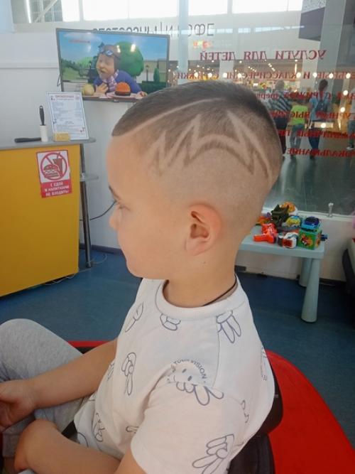 Самые стильные и модные детишки ходят на стрижки в любимую весёлую расческу. 01