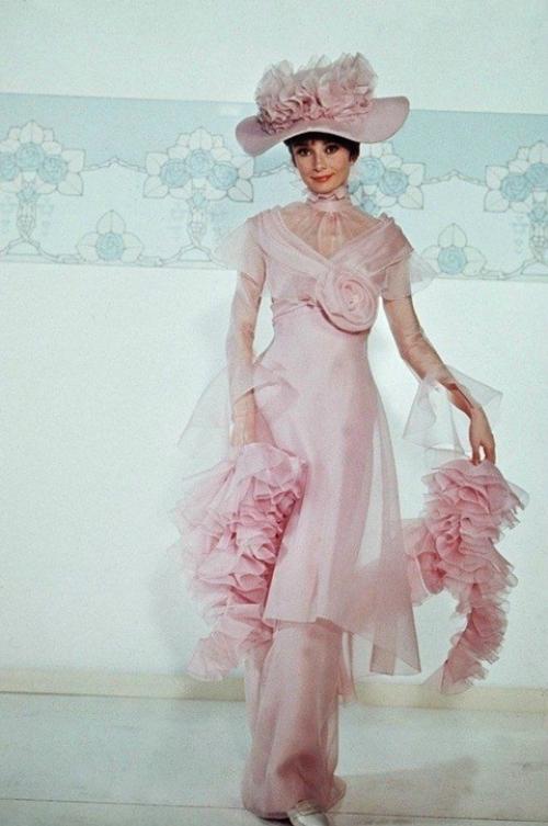 Одни из самых дорогих платьев в истории кино вы увидите на Одри Хепбёрн в фильме Моя Прекрасная Леди 1964 год. 01