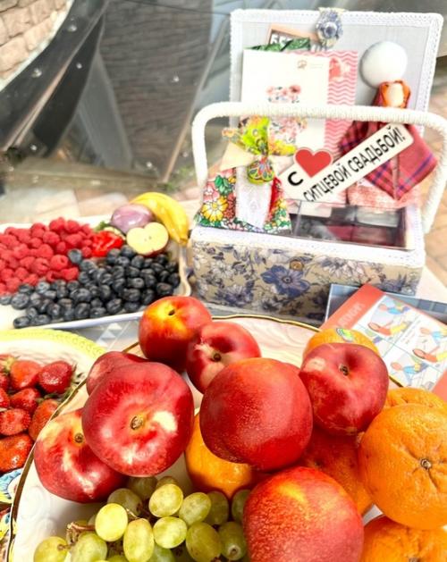 Мама Гарика Харламова фото с ситцевой свадьбы сына и Катерины Ковальчук поделилась. 03