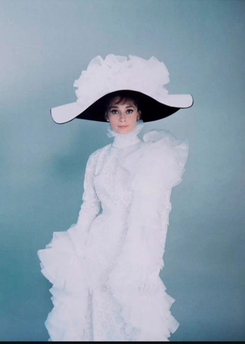 Одни из самых дорогих платьев в истории кино вы увидите на Одри Хепбёрн в фильме Моя Прекрасная Леди 1964 год. 07