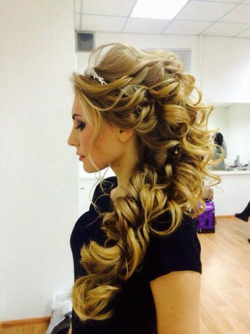 Для отработки причесок в школу причесок постоянно нужны модели. 01