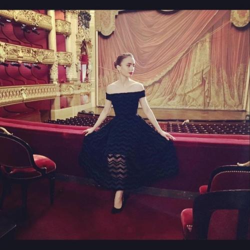 Кинообразы: Эмили в Париже - головокружительное сосредоточение стиля и моды. 03