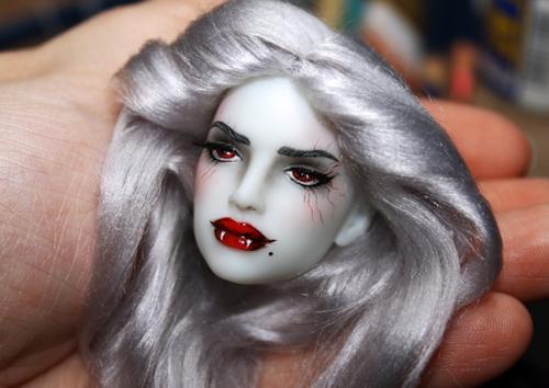 Хочу поделиться с вами новостями о моей авторской кукле) решила взяться за роспись еще одной белокожей леди вамп. 01