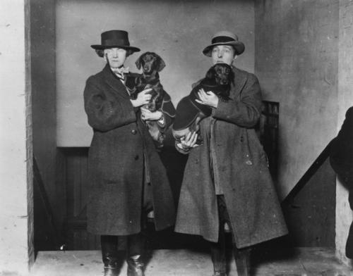 Рэдклифф холл, настоящее имя Маргарет рэдклифф - холл (на первой фотографии справа), родилась 12 августа 1880 года в борнемауте, хэмпшир, Англия. 02 Рэдклифф холл, настоящее имя Маргарет рэдклифф - холл (на первой фотографии справа), родилась 12 августа 1880 года в борнемауте, хэмпшир, Англия. 02