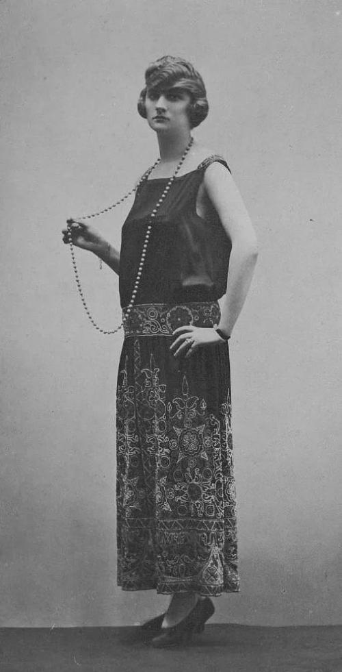 В 1920-х годах заниженная талия стала ключевым элементом женской моды, отразившим социальные и культурные изменения эпохи. 04