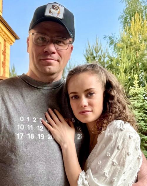 Мама Гарика Харламова фото с ситцевой свадьбы сына и Катерины Ковальчук поделилась. 02