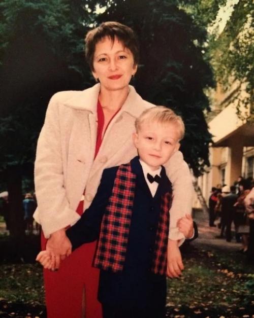 Скромный блондин с модной стрижкой: Егор крид показал, как выглядел в школьные годы. 02