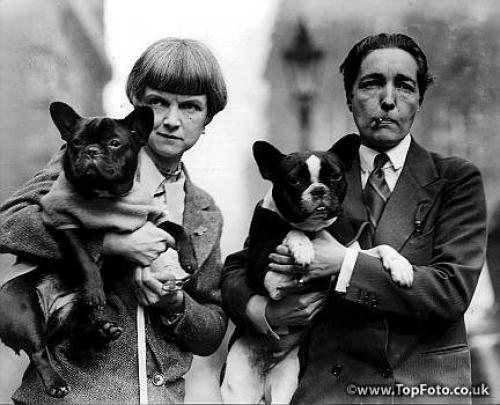 Рэдклифф холл, настоящее имя Маргарет рэдклифф - холл (на первой фотографии справа), родилась 12 августа 1880 года в борнемауте, хэмпшир, Англия. 01 Рэдклифф холл, настоящее имя Маргарет рэдклифф - холл (на первой фотографии справа), родилась 12 августа 1880 года в борнемауте, хэмпшир, Англия. 01