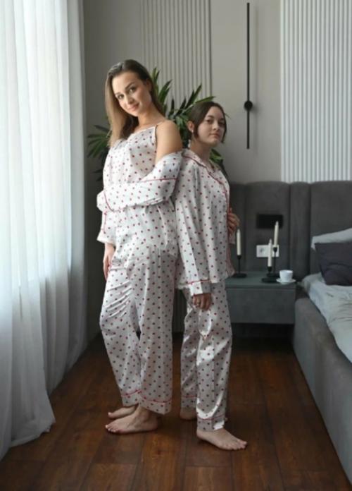 Мы представляем вам превосходную атласную пижаму 7 в 1, которая станет идеальным дополнением вашей коллекции ночной и домашней одежды. 01 Мы представляем вам превосходную атласную пижаму 7 в 1, которая станет идеальным дополнением вашей коллекции ночной и домашней одежды. 01