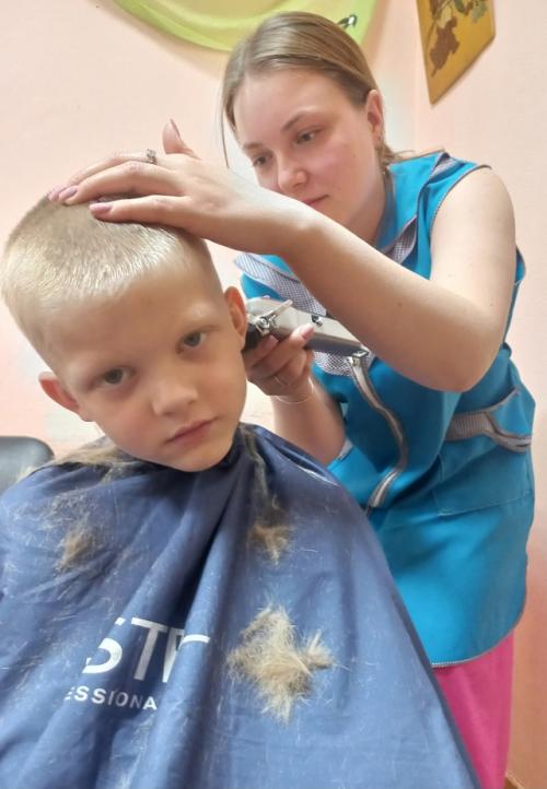 22 июля к воспитанникам социального приюта для детей и подростков приехала Никонова Яна и сделала им модные современные стрижки. 03