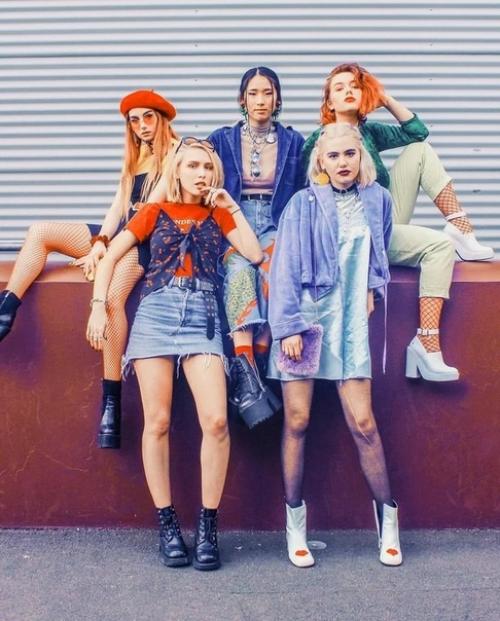 В том случае, если вам меньше двадцатки и вы молоды, красивы, дерзки, легки на подъём и вообще за любой кипеш - осознайте: так будет не всегда. 02