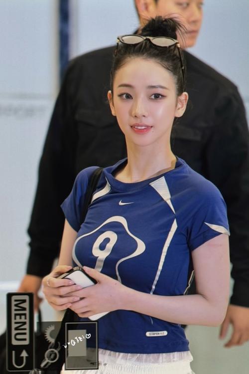 290725: форма головы Карины похожа на перепелиное яйцо. 02 290725: форма головы Карины похожа на перепелиное яйцо. 02