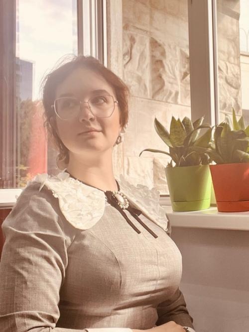 Фото в черном платье сделано год назад. 01