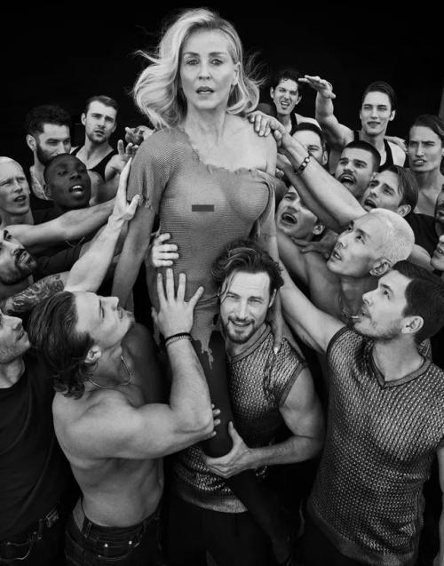 67-Летняя шэрон стоун в горячей фотосессии для Vogue. 01