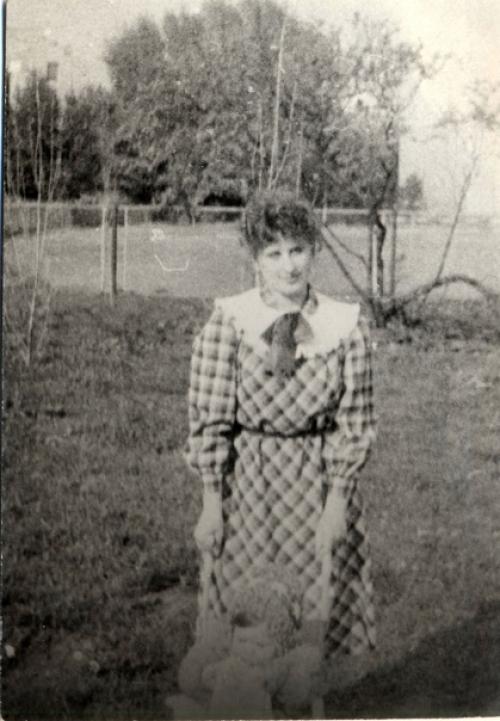 1966 год.  Мама с надувным шаром ( самое модное творческое решение того года) на фоне типичных для тех лет тюлевых занавесок). 04