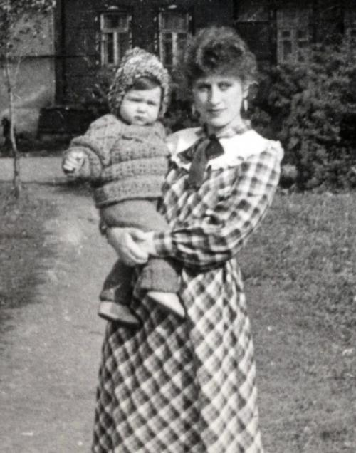 1966 год.  Мама с надувным шаром ( самое модное творческое решение того года) на фоне типичных для тех лет тюлевых занавесок). 05