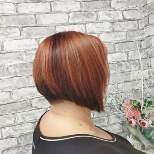 Каре на ножке - выбор для всех возрастов, ее делают на короткие волосы, удлиненные пряди. 01