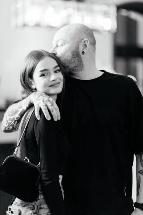 18-Летняя Александрина олексюк называет себя Осознанной Любовью своего 50-летнего мужа - режиссера. 02