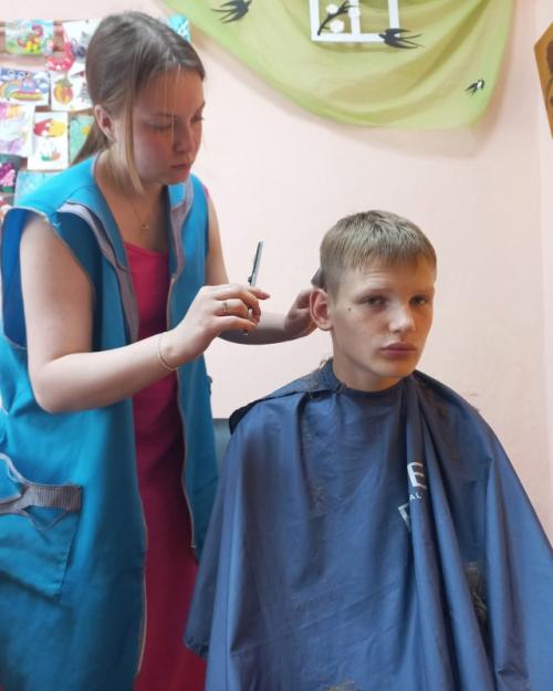 22 июля к воспитанникам социального приюта для детей и подростков приехала Никонова Яна и сделала им модные современные стрижки. 01