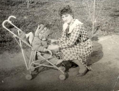 1966 год.  Мама с надувным шаром ( самое модное творческое решение того года) на фоне типичных для тех лет тюлевых занавесок). 01