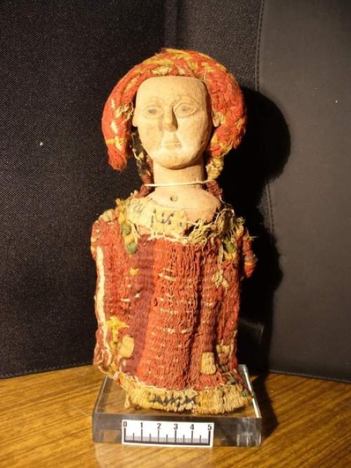 В древности у детей были не только куклы, но и кукольная одежда к ним. 02 В древности у детей были не только куклы, но и кукольная одежда к ним. 02