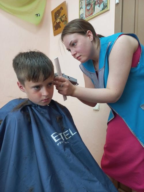 22 июля к воспитанникам социального приюта для детей и подростков приехала Никонова Яна и сделала им модные современные стрижки. 02