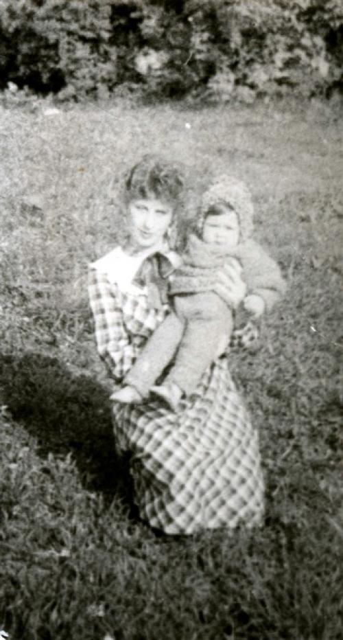 1966 год.  Мама с надувным шаром ( самое модное творческое решение того года) на фоне типичных для тех лет тюлевых занавесок). 03