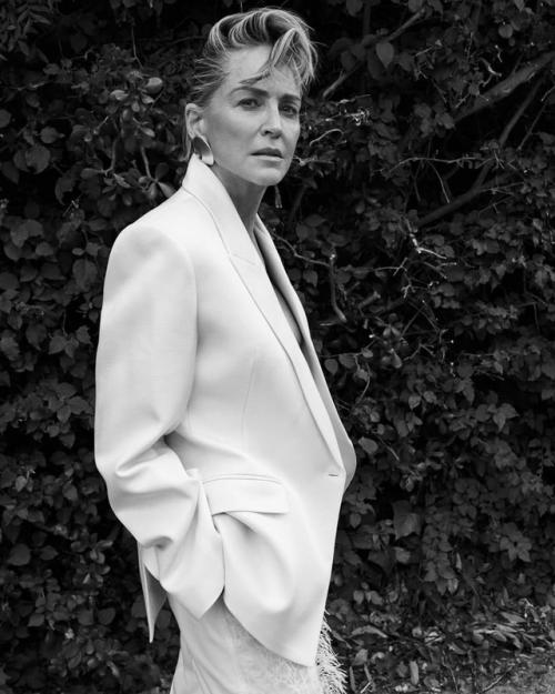 67-Летняя шэрон стоун в горячей фотосессии для Vogue. 04