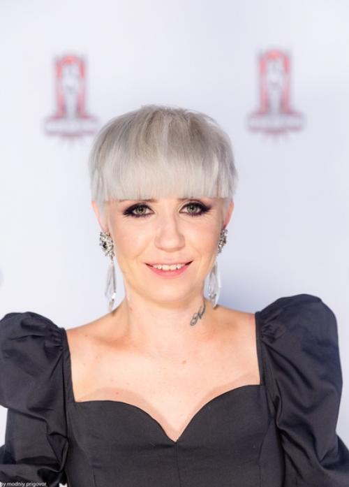 Решиться на короткую стрижку достаточно сложно. 01