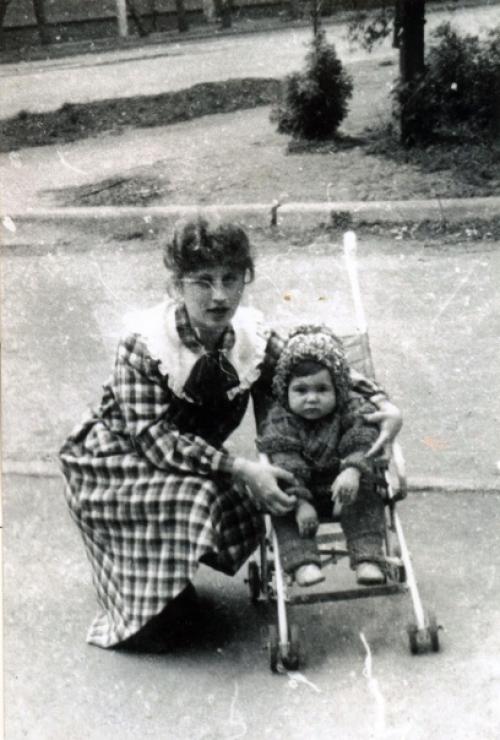 1966 год.  Мама с надувным шаром ( самое модное творческое решение того года) на фоне типичных для тех лет тюлевых занавесок). 02