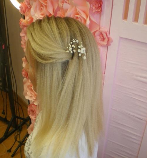 Знаете, я иногда провожаю свои гостей взглядом из окна, чтобы убедиться, что на расстоянии прическа смотрится хорошо. 01