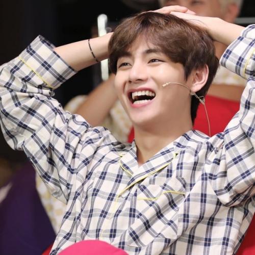 Фотографии тэхена с фанмитинга занимают 1 место на Nate Entertainment и 3 Nate Talkers с 58 тыс просмотров. 01