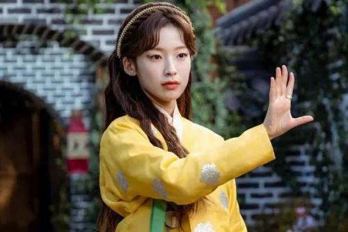 Благодаря ее потрясающему появлению в исторической дораме, эту актрису называют Лучшей Исторической Красавицей 2022 года. 02