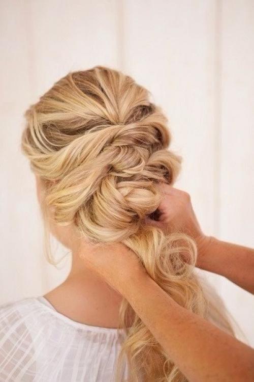 Шаг 1: свадебную, как и любую вечернюю прическу проще создавать на волнистых. 05 Шаг 1: свадебную, как и любую вечернюю прическу проще создавать на волнистых. 05