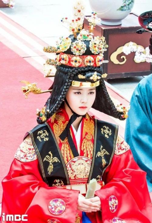 Благодаря ее потрясающему появлению в исторической дораме, эту актрису называют Лучшей Исторической Красавицей 2022 года. 06