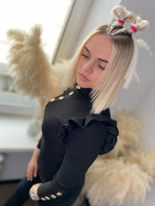 Мини причёска - два рожка с добавлением канекалона. 02