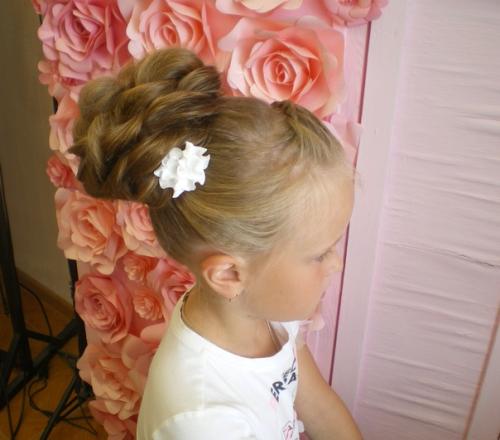 Знаете, я иногда провожаю свои гостей взглядом из окна, чтобы убедиться, что на расстоянии прическа смотрится хорошо. 03