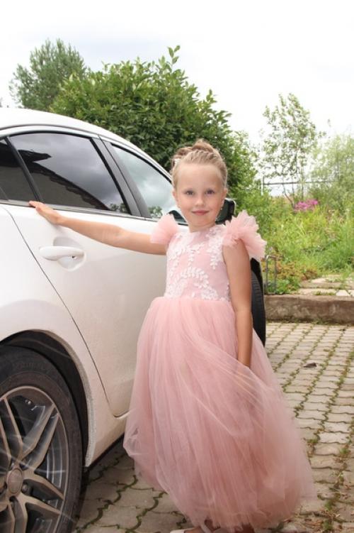 Знаете, я иногда провожаю свои гостей взглядом из окна, чтобы убедиться, что на расстоянии прическа смотрится хорошо. 05