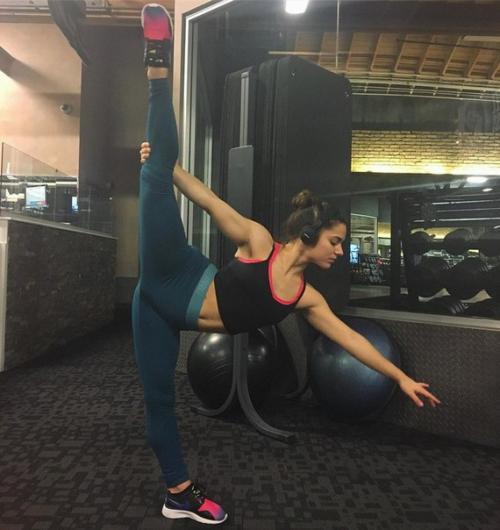 Бруклин блей из Чикаго - девушка, которая поражает своим мастерством крутить обруч. 01