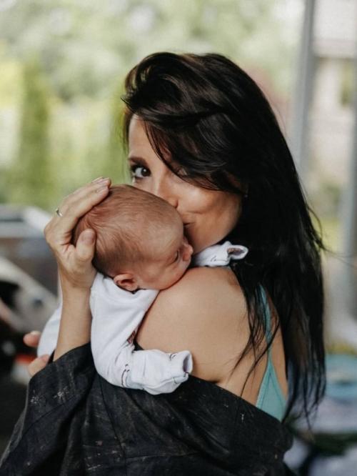 Светлана светикова поделилась милыми кадрами с 2-месячной дочкой. 01