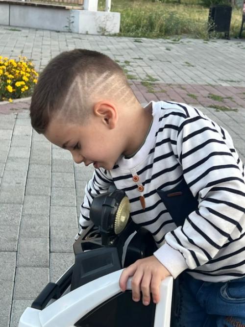 Взрослым бывает тяжело выбрать стрижку для себя, а что уже говорить про детей и подростков. 01