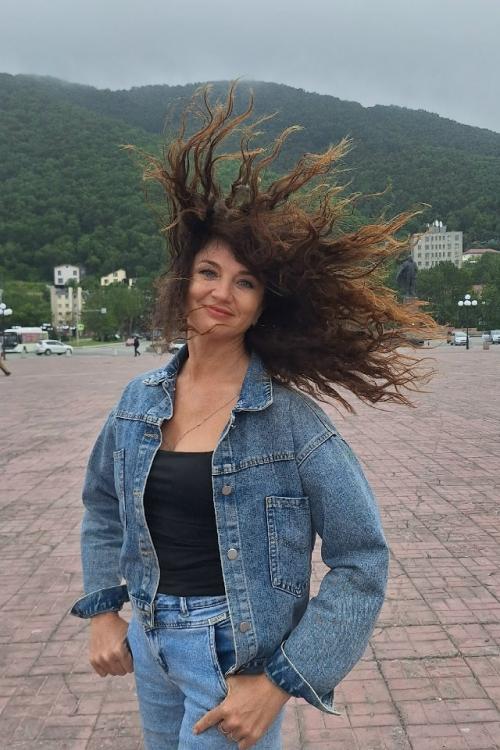 Ещё минуту назад я наслаждалась жарким августовским днём, прогуливаясь по набережной, и строила планы на красивые фото. 05