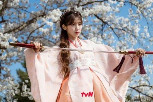 Благодаря ее потрясающему появлению в исторической дораме, эту актрису называют Лучшей Исторической Красавицей 2022 года. 01