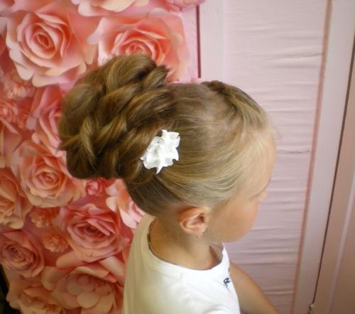 Знаете, я иногда провожаю свои гостей взглядом из окна, чтобы убедиться, что на расстоянии прическа смотрится хорошо. 04