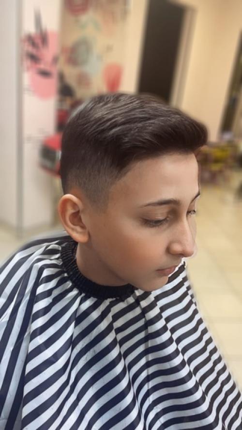 Взрослым бывает тяжело выбрать стрижку для себя, а что уже говорить про детей и подростков. 03